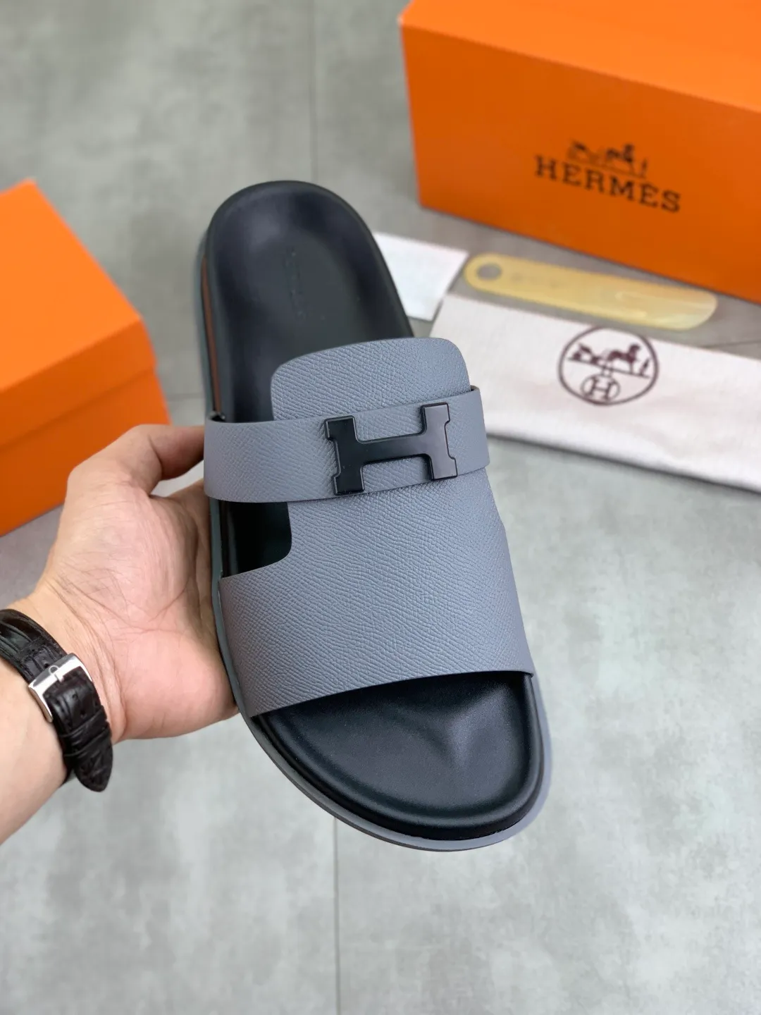 Men's shoes 💰P440 New [HERMES] high-end quality new Hermès slippers, made of imported cross-grain calfskin, wear-resistant and non-slip rubber outsole. Fashionable and elegant code number: 39-44 (38 45 46 customized)